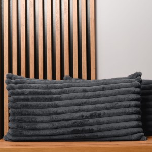 Dekoracyjna poszewka na poduszkę 40x80 cm w kolorze grafitowym z imitacji futra z przeszyciami